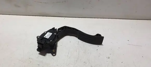 Accelerator throttle pedal