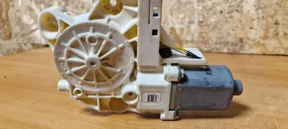 Ford Focus Front door window regulator motor 4m5t14a389