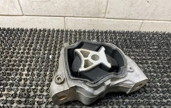 Engine mount bracket