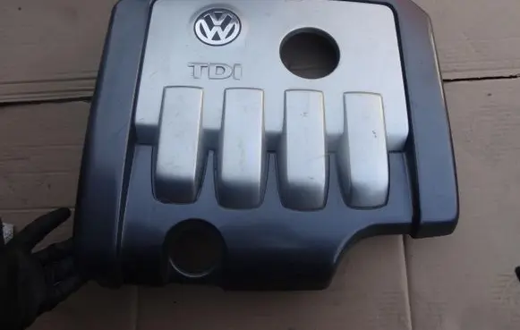 Volkswagen PASSAT B6 Engine cover (trim) 03G103925AE