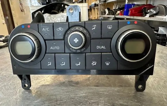 Nissan Qashqai Climate control unit 27500BR45B