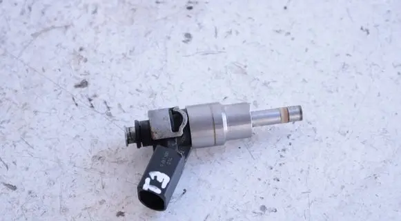 Volkswagen PASSAT B6 Fuel injector 06F906036 0261500014