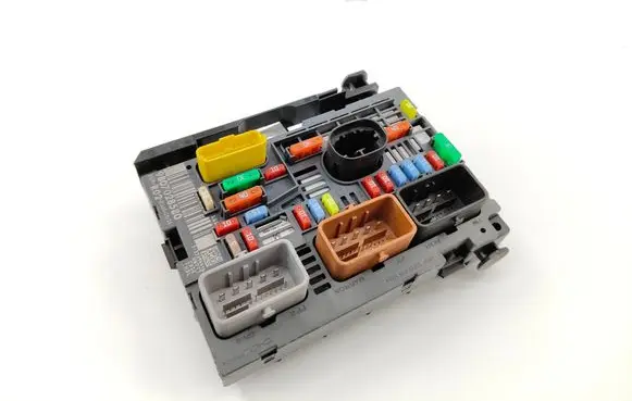 Peugeot 3008 I Fuse module 9807028580
