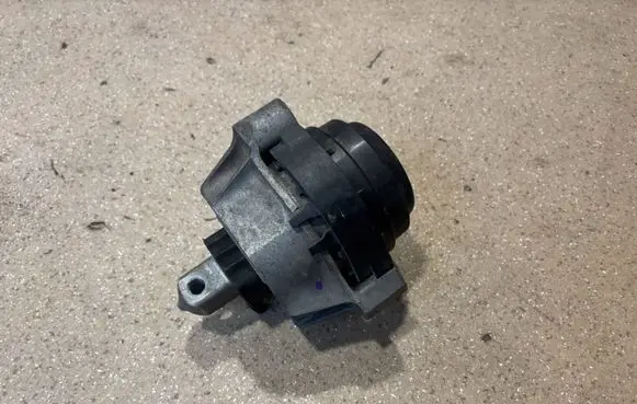 BMW 5 G30 G31 G38 Engine mount bracket 6860512