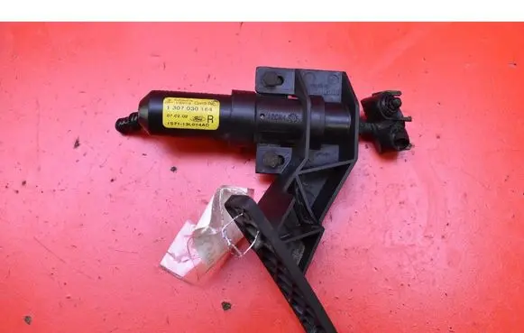 Ford Mondeo Mk III Windshield washer spray nozzle 1S71-13L014AD