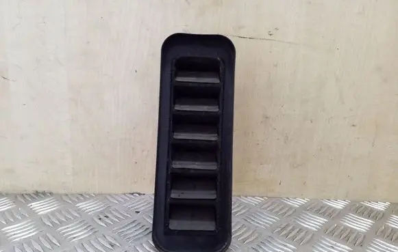 Mitsubishi L200 Quarter panel pressure vent MN148274