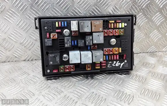 Opel Zafira B Fuse module 13449211