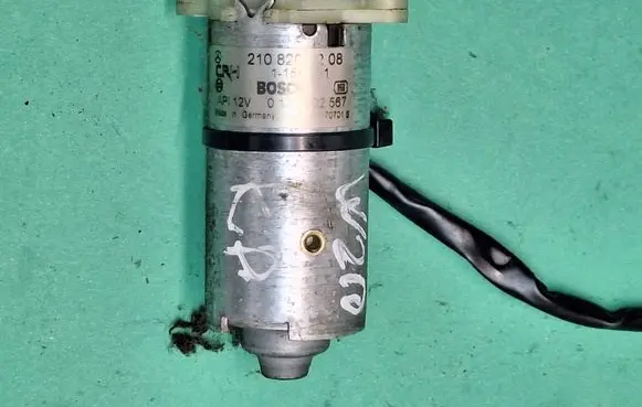 Mercedes-Benz E W210 Seat adjustment motor 210820208 0231002567
