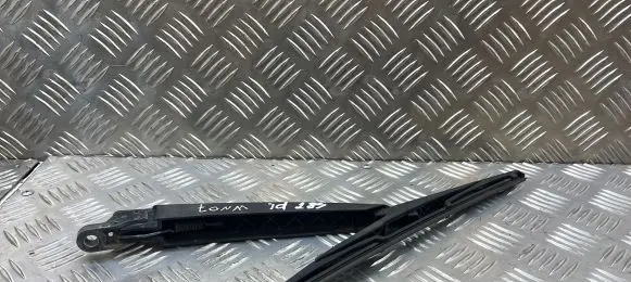 Nissan Qashqai+2 Rear wiper blade arm