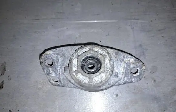 Seat Toledo III (5P) Front shock absorber mounting bracket 1K05133536