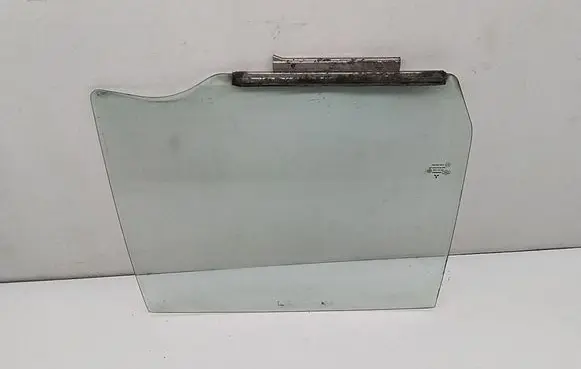 Mitsubishi L200 Rear door window glass MN136758