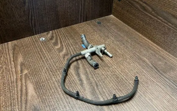 Fuel injector supply line/pipe