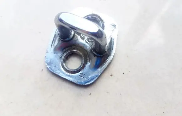 Renault Twingo II Rear door lock loop/hook striker 