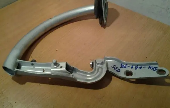 Volkswagen PASSAT B6 Tailgate/trunk/boot hinge 3C5827301B