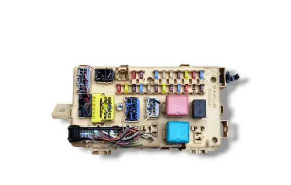 Toyota Avensis T250 Fuse module 82641-05030-A