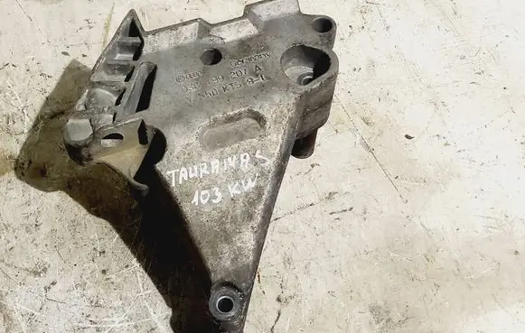 Volkswagen Touran I Engine mounting bracket 03G199207A