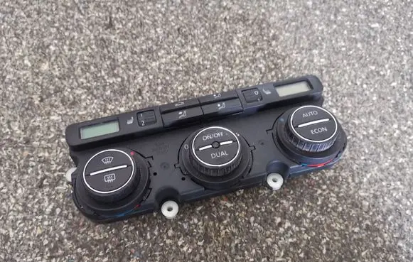 Volkswagen PASSAT B6 Climate control unit