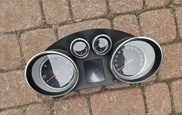 Opel Zafira C Speedometer (instrument cluster) 13460582