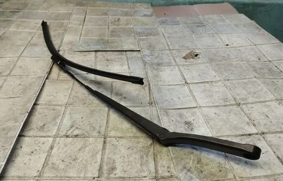 Volkswagen PASSAT B6 Windshield/front glass wiper blade 3C1955409C