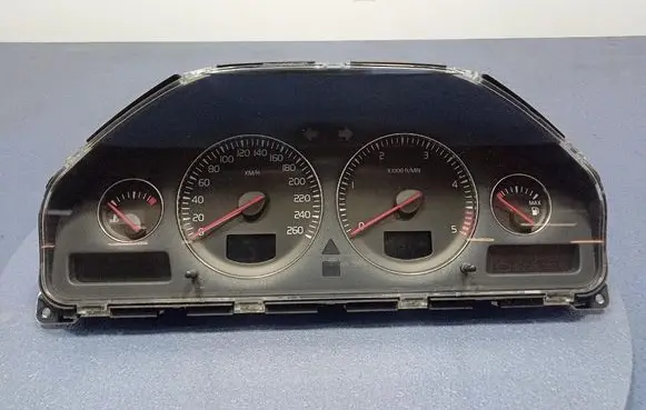 Volvo V70 Speedometer (instrument cluster) 8673262
