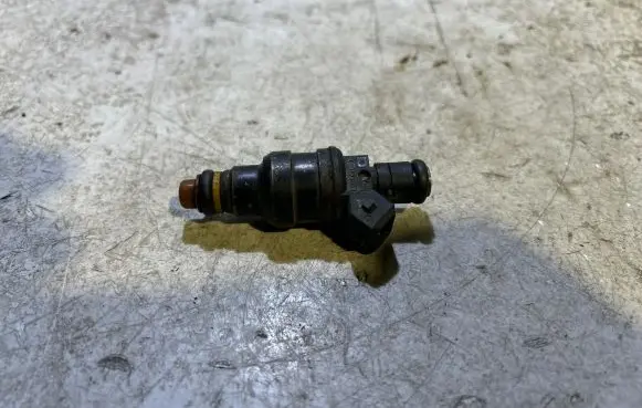 Audi A4 S4 B5 8D Fuel injector 058133551A