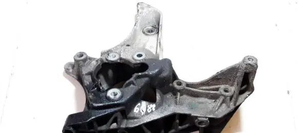 Volvo S40, V40 Engine mounting bracket 7700101272