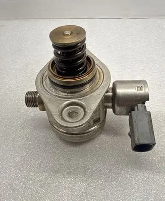 BMW X6 E71 Fuel injection high pressure pump 7547603 1000622180 0261520048