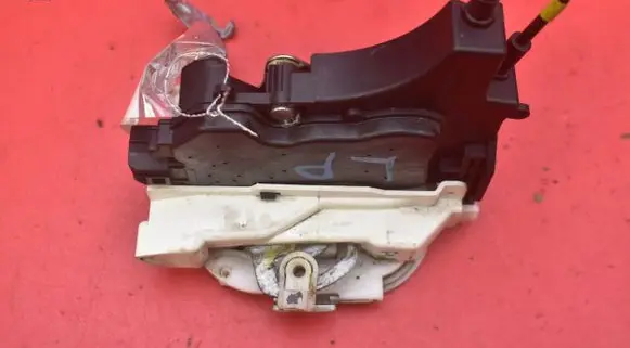 Mitsubishi Lancer VIII Front door lock
