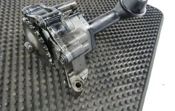 Volkswagen PASSAT B5.5 Oil pump 038115105B