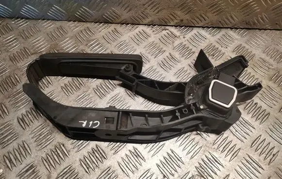 Accelerator throttle pedal