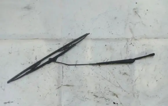 Front wiper blade arm