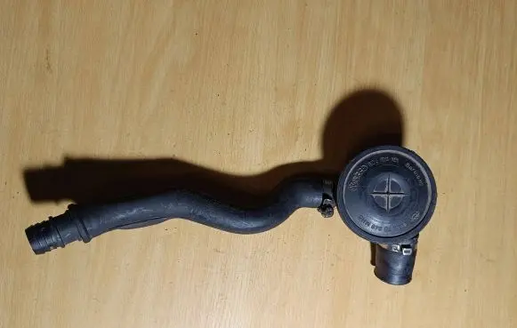 Volkswagen Golf III Breather/breather pipe/hose 028129101