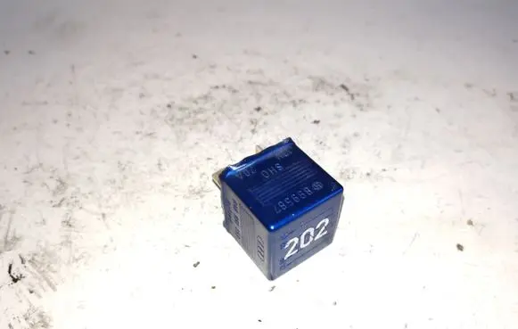Volkswagen PASSAT B5 Other relay 8A0951253