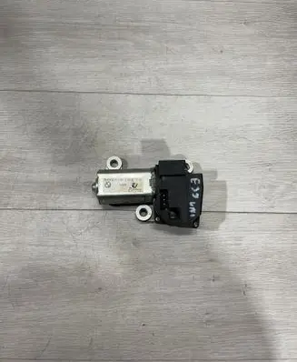 BMW 5 E39 Rear window wiper motor 8361640