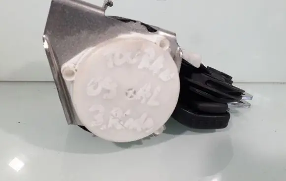 Volkswagen Touran I Third row seat belt 