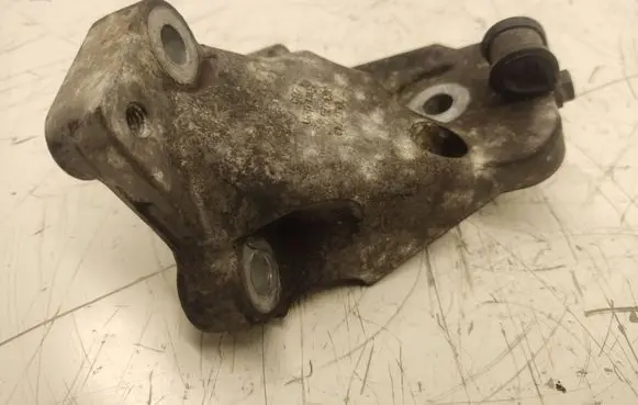 Volvo XC90 Engine mounting bracket 8634123