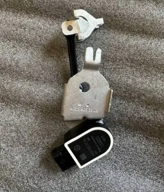 Mercedes-Benz E W238 Rear air suspension level height sensor A0009053704 9803 160821