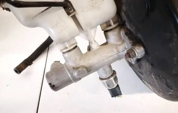 KIA Carens II Master brake cylinder