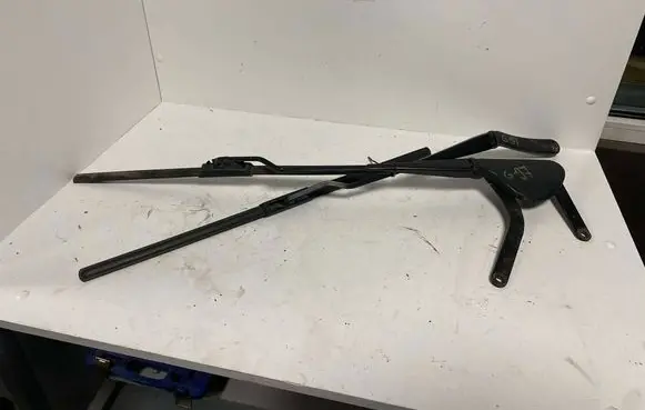 Mercedes-Benz C W203 Front wiper blade arm A2038200544