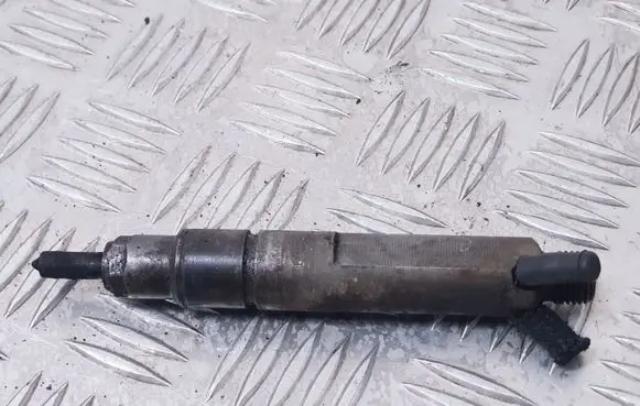 Skoda Octavia Mk1 (1U) Fuel injector 028130201T