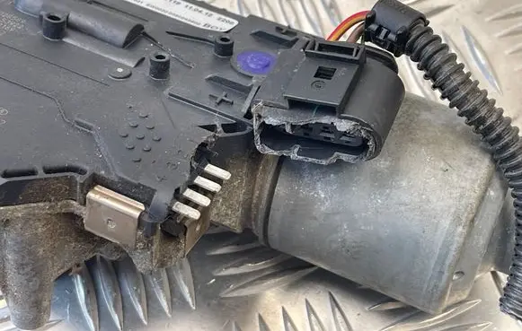Volkswagen Touareg II Wiper motor 7P0955119