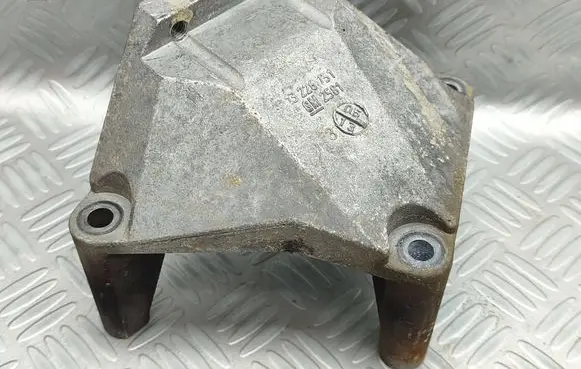 Opel Meriva B Engine mounting bracket 13226751 2581