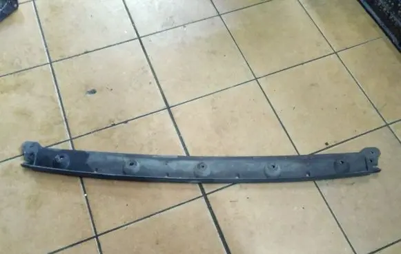 Front bumper lip