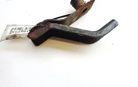 Engine mounting bracket