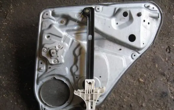 Rear door manual window regulator