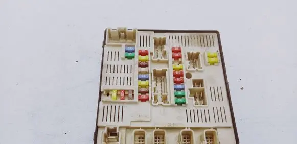 Renault Megane III Fuse module 284B68372R 519339501 9637504228