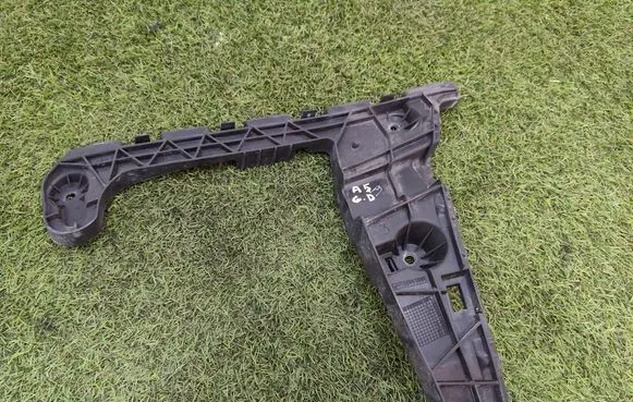 Rear bumper mounting bracket