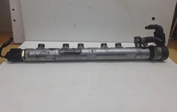 BMW 5 E60 E61 Fuel distributor 780912902