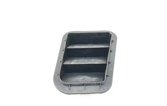 Quarter panel pressure vent