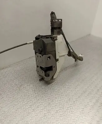 Peugeot 308 Front door lock A01454